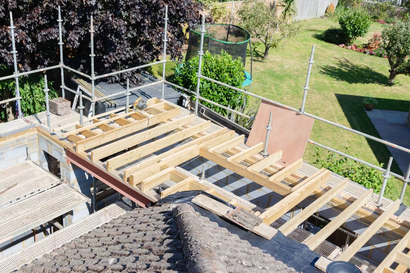 How Temporary Roof Scaffolding Protects Against Weather Damage
